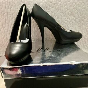 NIB Ellie Black Classic High Heels in 12 WIDE